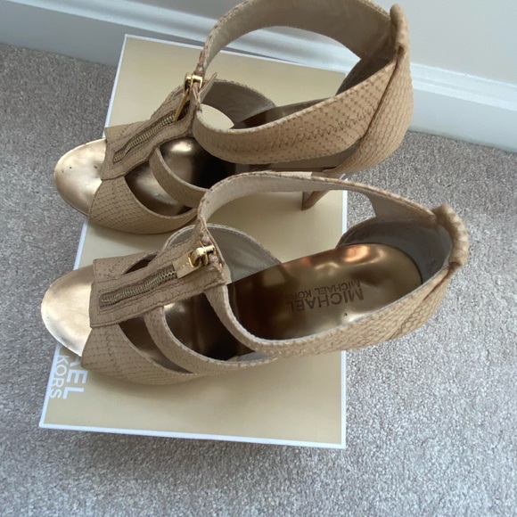 Michael Kors Berkeley T Strap heel in nude size 9 - Picture 9 of 9